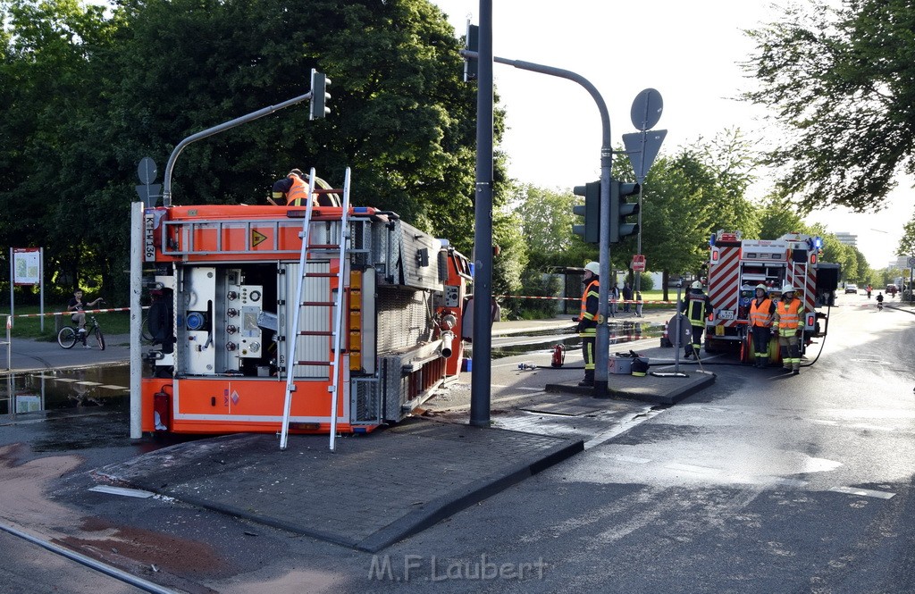 TLF 4 umgestuerzt Koeln Bocklemuend Ollenhauer Ring Militaerringstr P026.JPG - Miklos Laubert